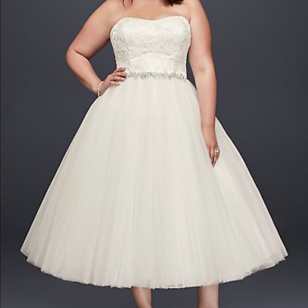 Davids Bridal 24W Wedding Dress